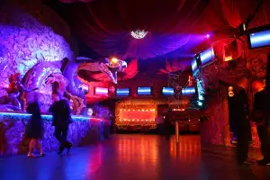 Una discoteca con muchas luces de colores, que tiene cámaras de seguridad
